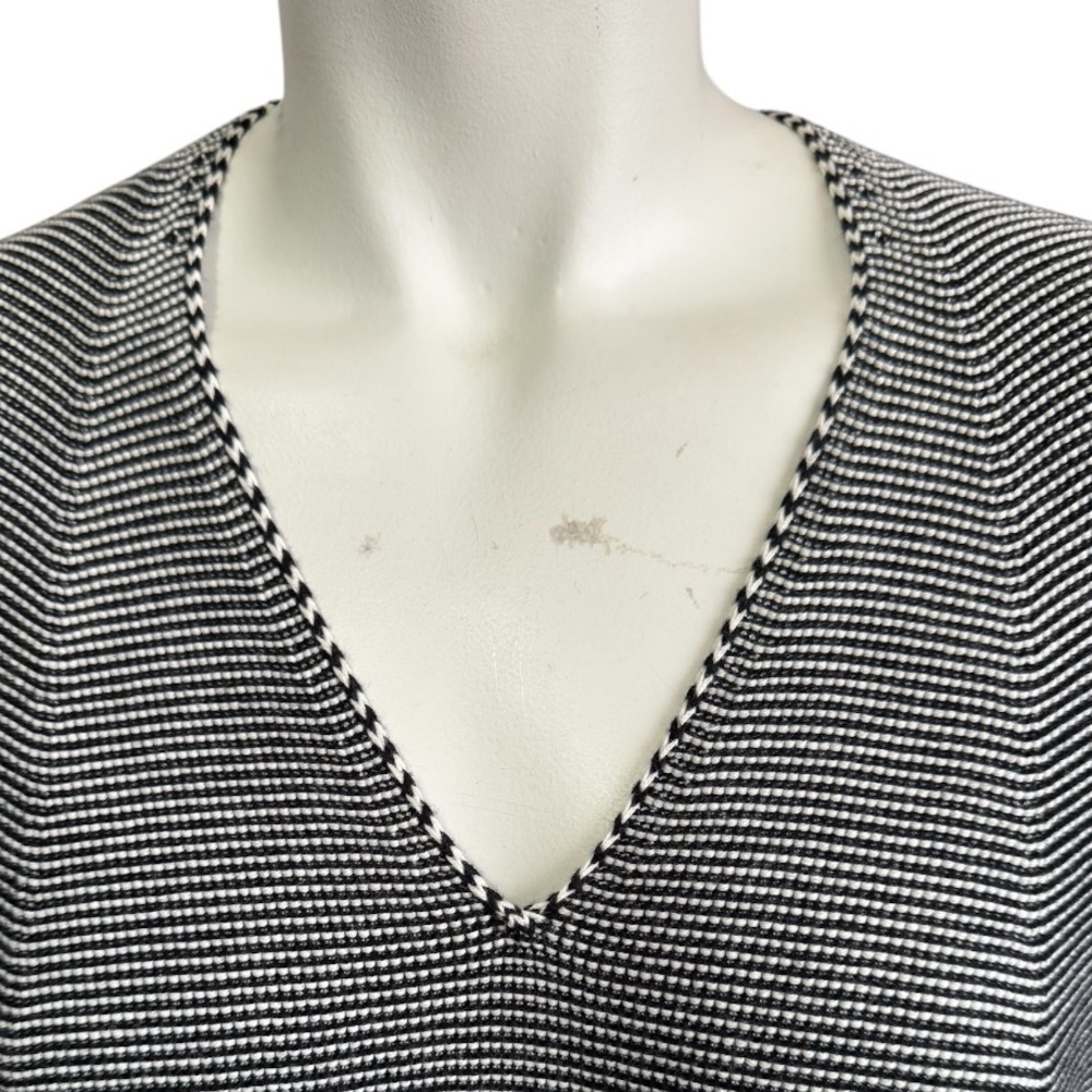 Uniqlo Black Textured Knit Sweater Womens Medium V- Neck 3/4 Sleeve Minimalist - Picture 5 of 16